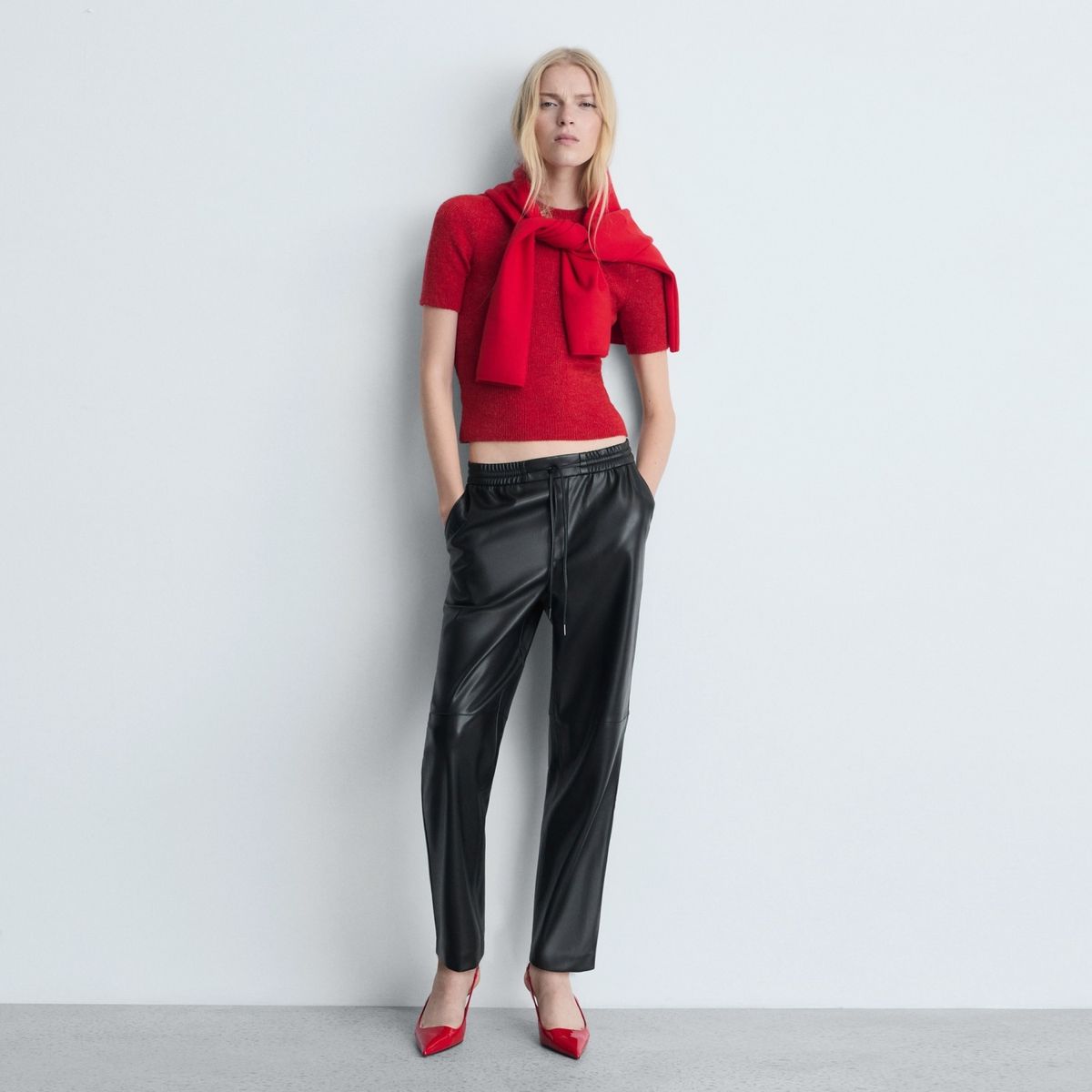 MANGO - Pantalón Recto Mujer Tiro medio Efecto cuero MANGO