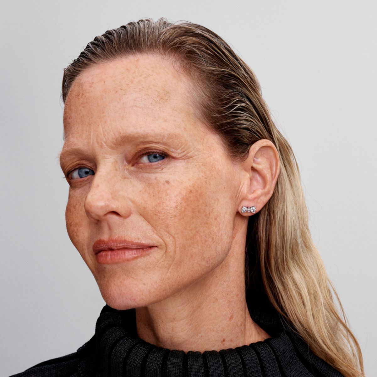 PANDORA - Aretes Pandora botón Lazo Brillante Plata Esterlina