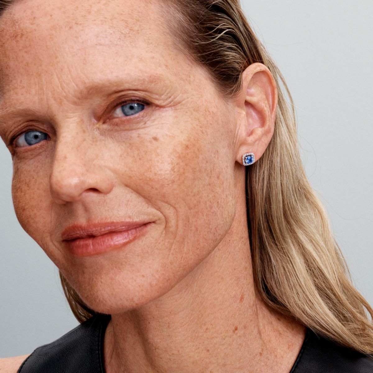 PANDORA - Aretes Pandora Botón Halo Azul Cuadrado Brillante Plata Esterlina