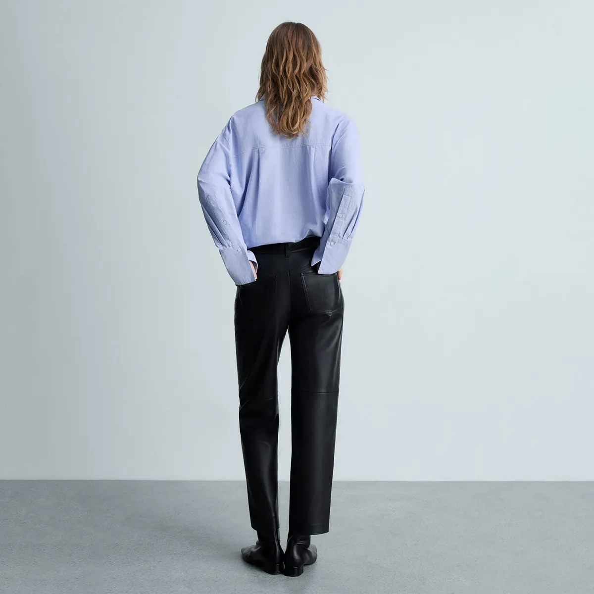 MANGO - Pantalón Recto Mujer Tiro alto Efecto cuero MANGO
