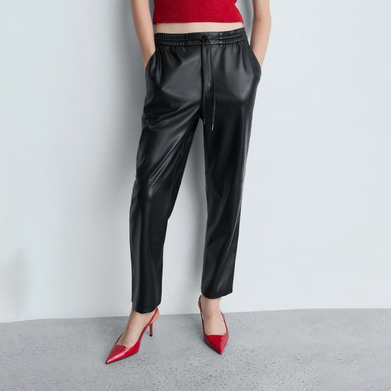 MANGO - Jogger Crop Mujer Tiro medio Efecto cuero MANGO