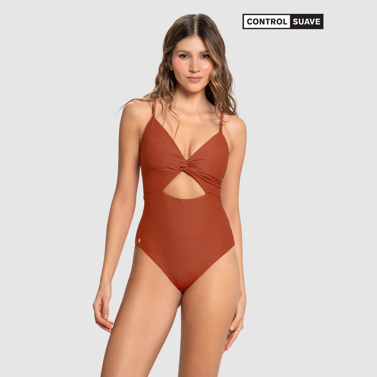 LEONISA - Vestido de baño enterizo de control suave con detalle de escote cruzado