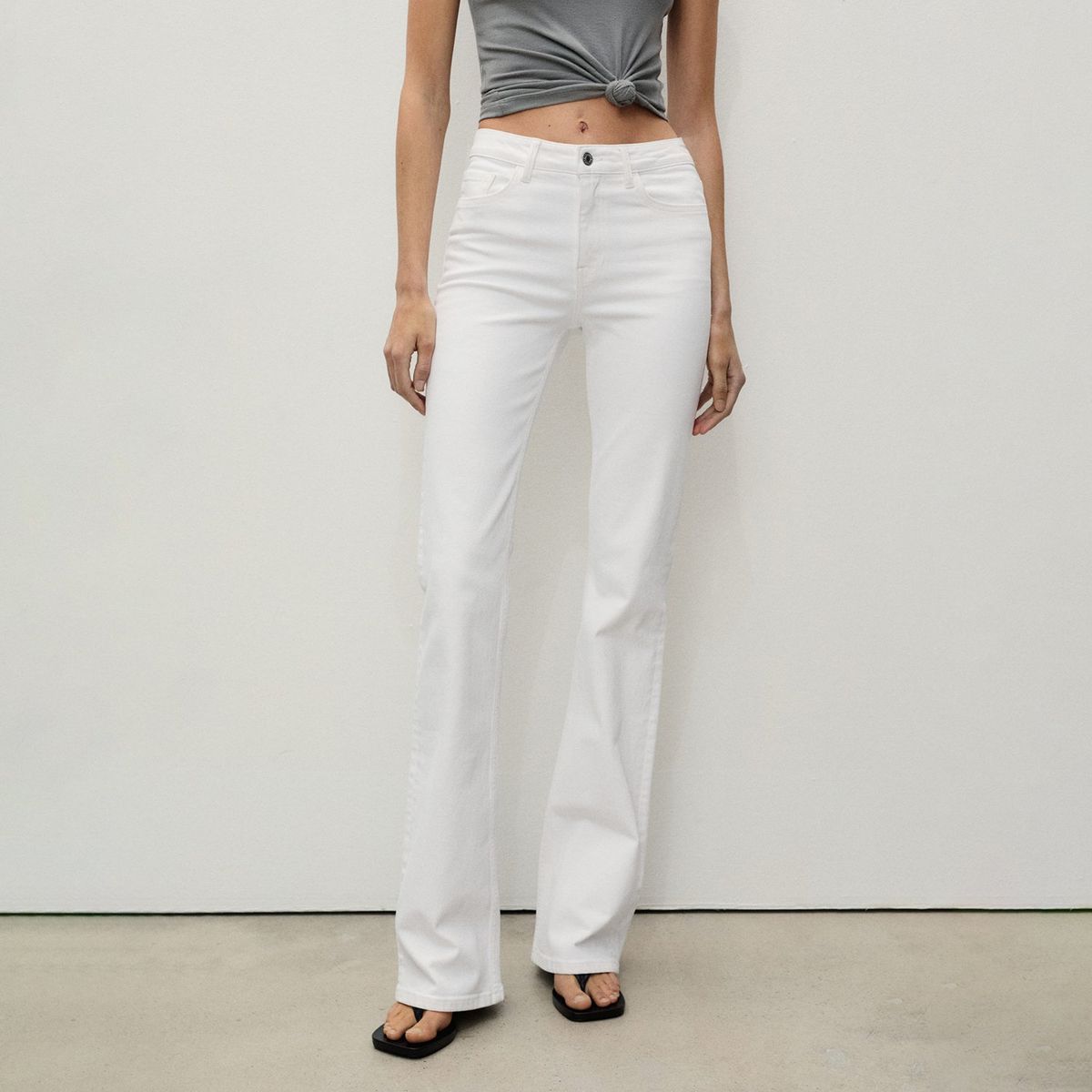 MANGO - Jean Flare Mujer Tiro medio de Algodón Mango