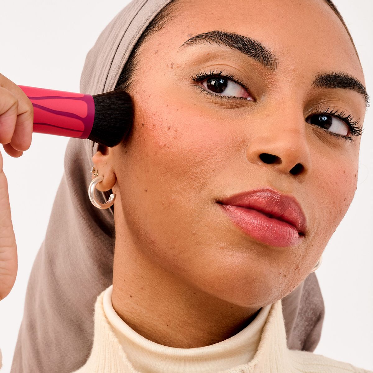 BENEFIT - Brocha de maquillaje angular Hoola WaveMaker Benefit 