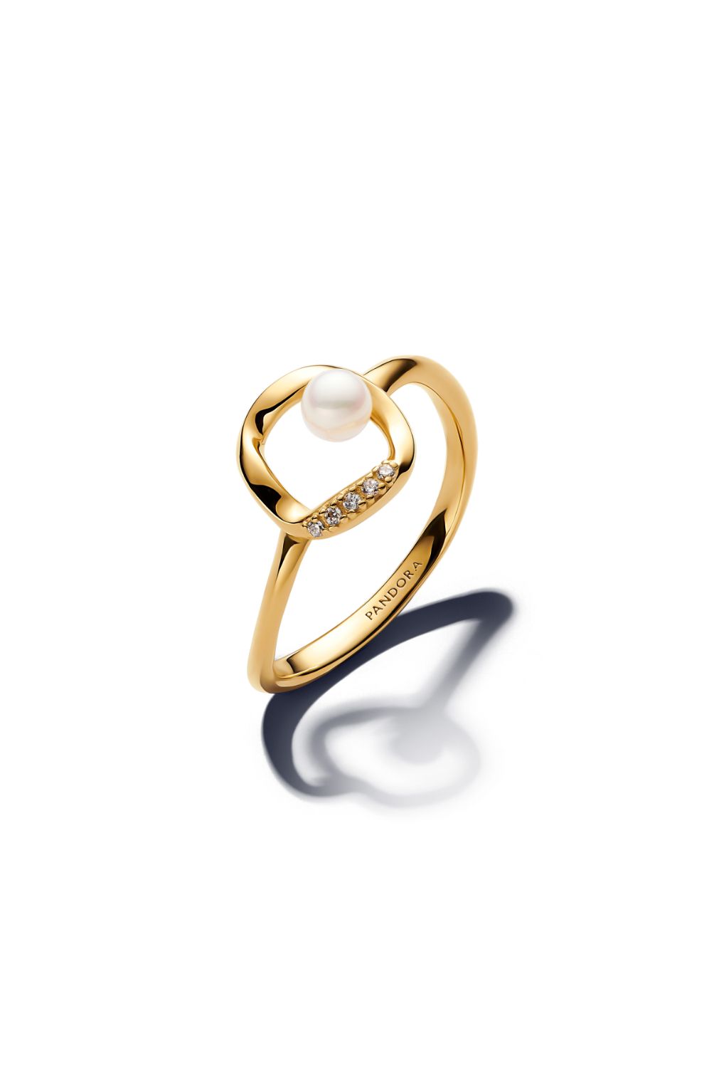 PANDORA - Anillo Pandora Perla Cultivada de Agua Dulce y Círculo en Pavé Forma Orgánica Recubrimiento en Oro