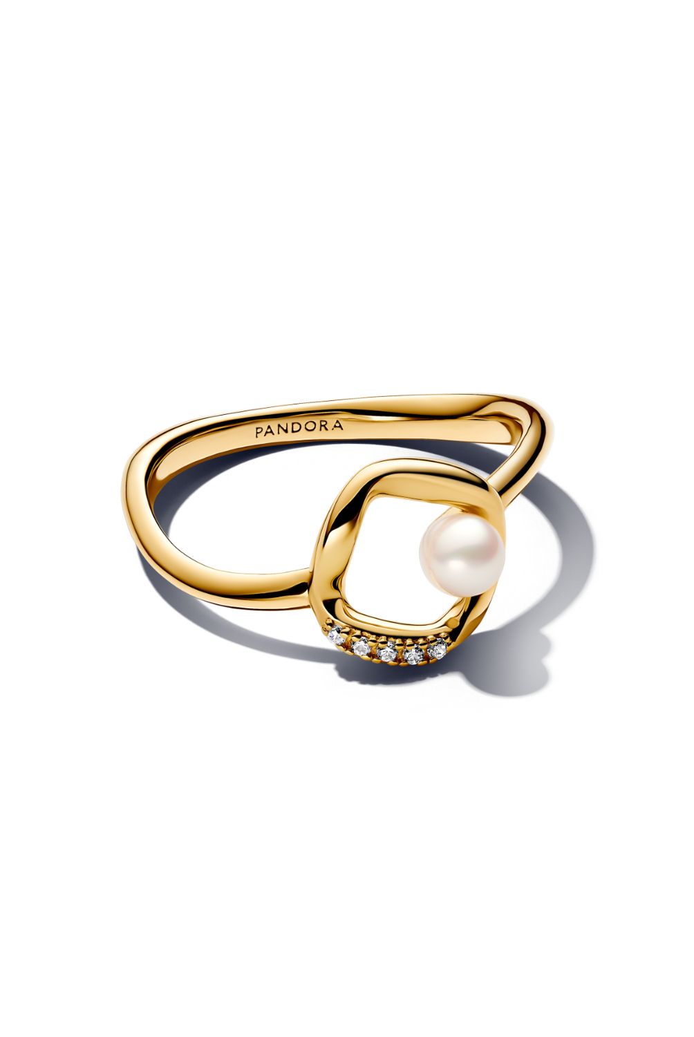 PANDORA - Anillo Pandora Perla Cultivada de Agua Dulce y Círculo en Pavé Forma Orgánica Recubrimiento en Oro