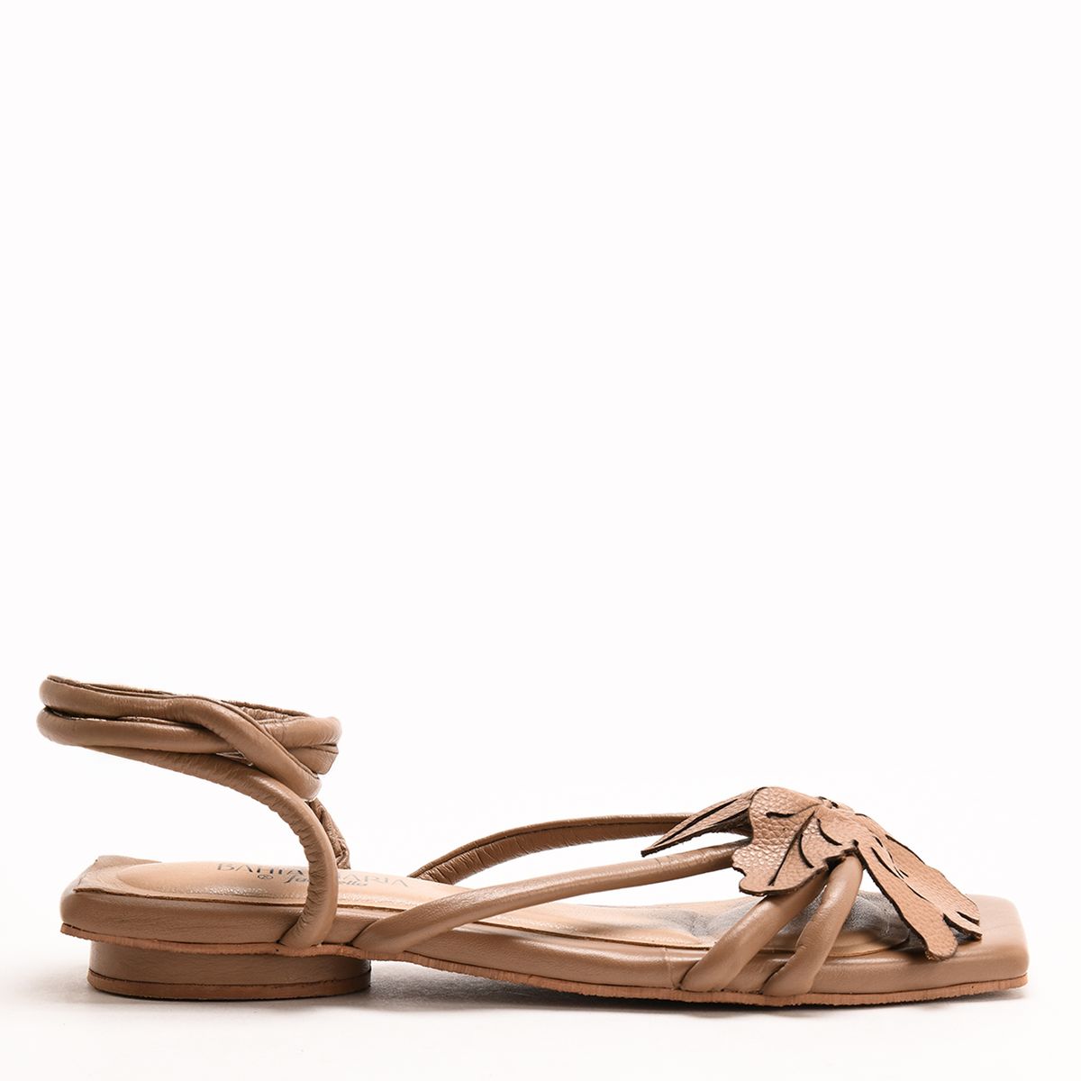 BAHIA MARIA X FALABELLA - Sandalias planas en cuero Mujer Bahía María X Falabella Cafés