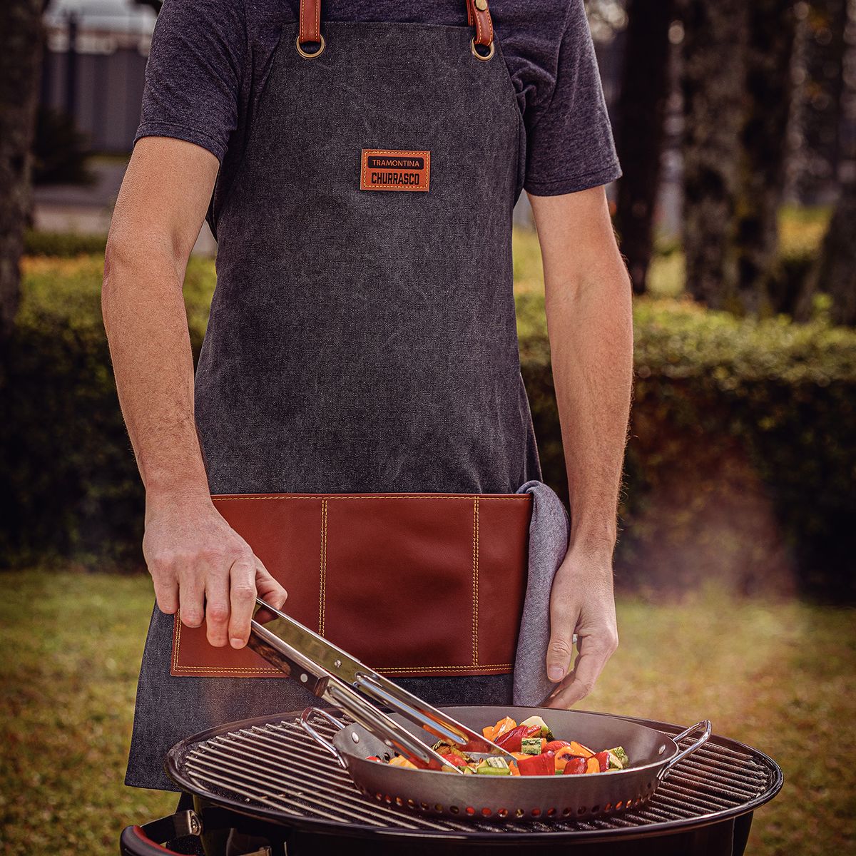 TRAMONTINA - Delantal Tramontina Churrasco negro en tela y piel sintética