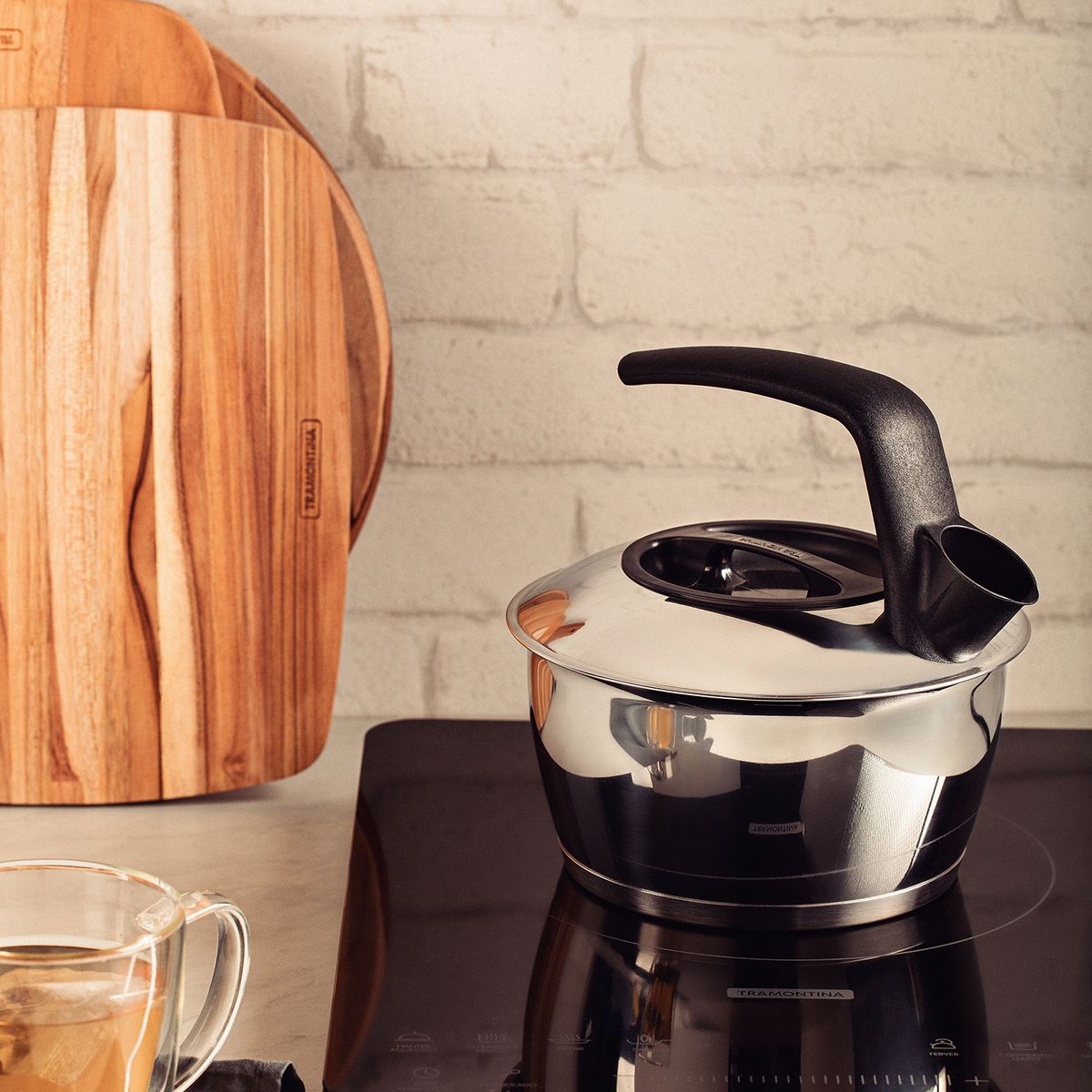 TRAMONTINA - Tetera Tramontina de acero inoxidable de 1,5 L con fondo triple y mango negro