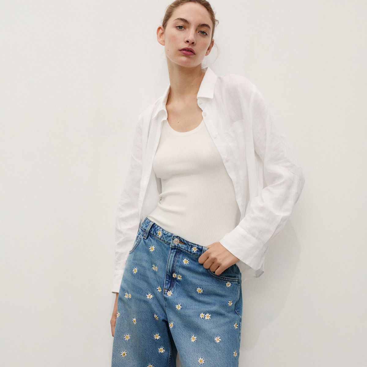 MANGO - Bermuda Mujer Tiro medio con Flores Mango 