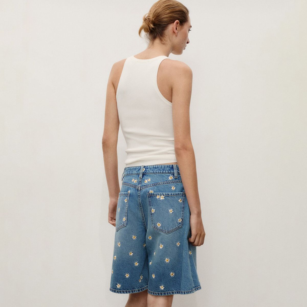 MANGO - Bermuda Mujer Tiro medio con Flores Mango 