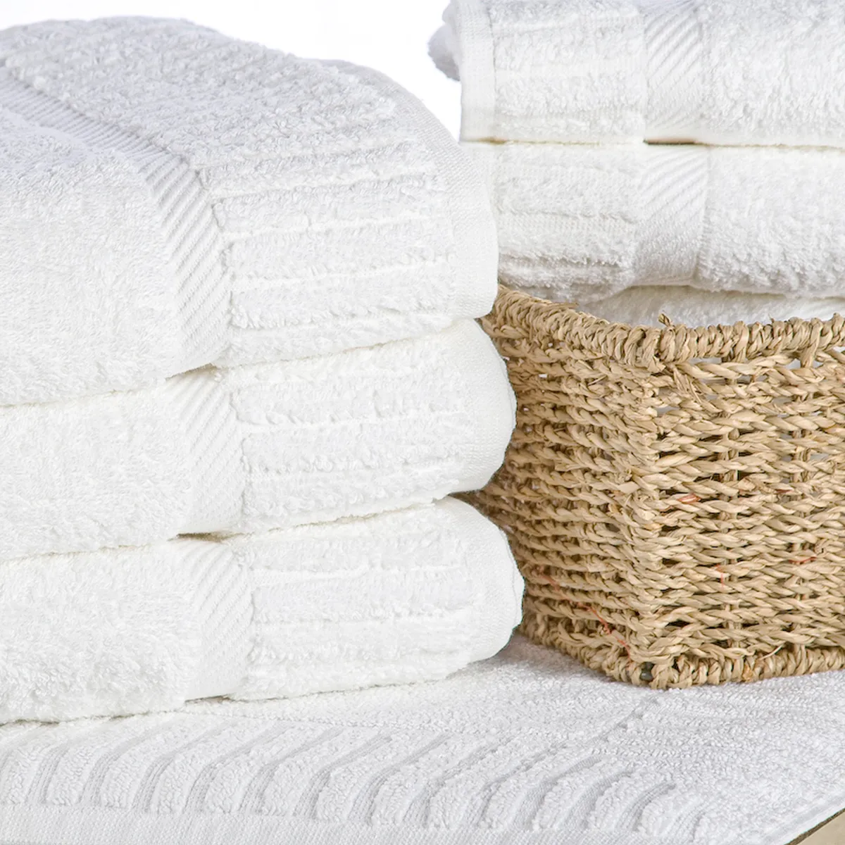 BASEMENT - Juego de toallas Manos 500 g/m2, Cuerpo 590 g/m2 y Tapete 840 g/m2 SOB, 2 Toallas 43.5x83.5 cm + 2 Toallas 78x147 cm + 1 Tapete 50x90 cm