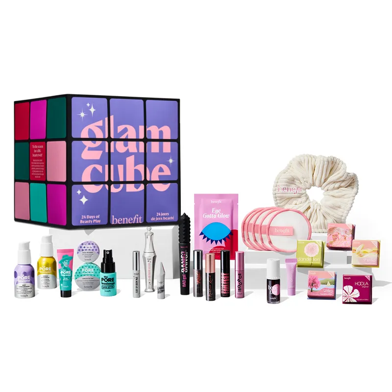 BENEFIT - Set Glam Cube: Calendario adviento Benefit (Incluye 21 productos + accesorios Benefit)