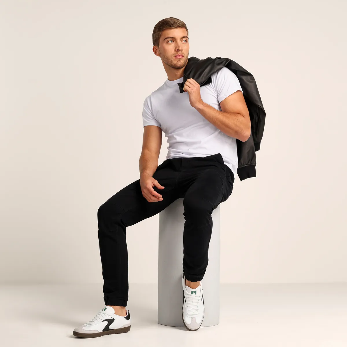 SKECHERS - Tenis Skechers Moda Hotshot Pyke Hombre Blancos