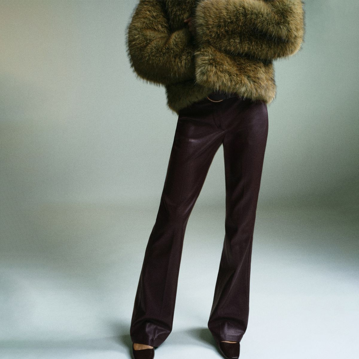 MANGO - Pantalón Flare Mujer Tiro bajo Efecto cuero Mango 