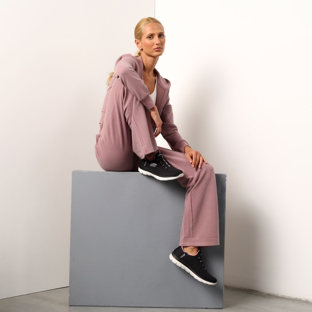 SKECHERS - Tenis Skechers Slip Ins Moda Summits Dream Chaser Mujer Negros  