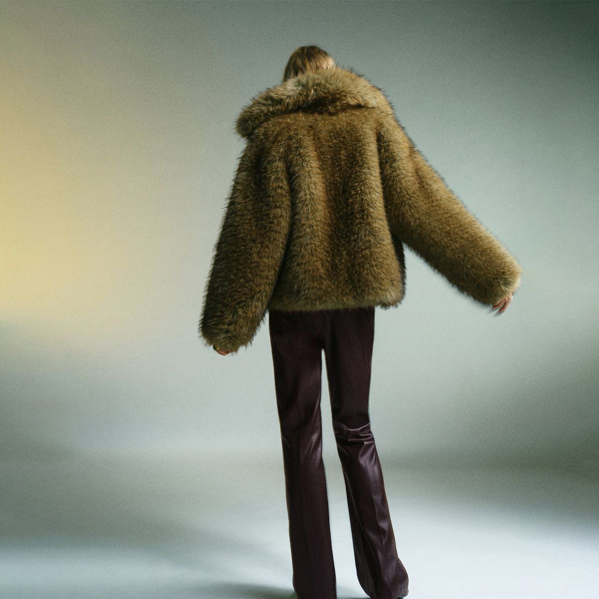 MANGO - Pantalón Flare Mujer Tiro bajo Efecto cuero Mango 