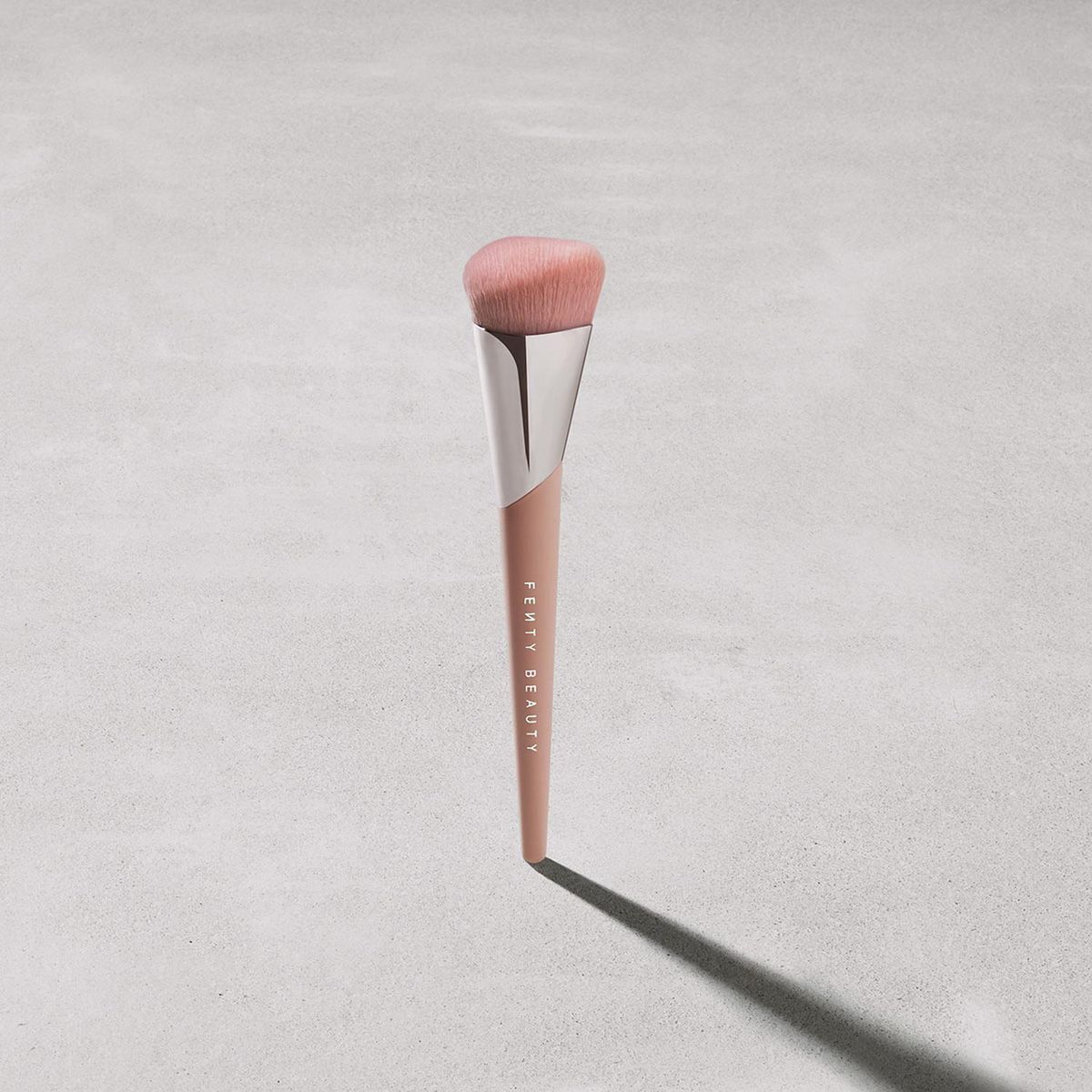 FENTY BEAUTY - Foundation Brush 145 (Brocha Para Base)