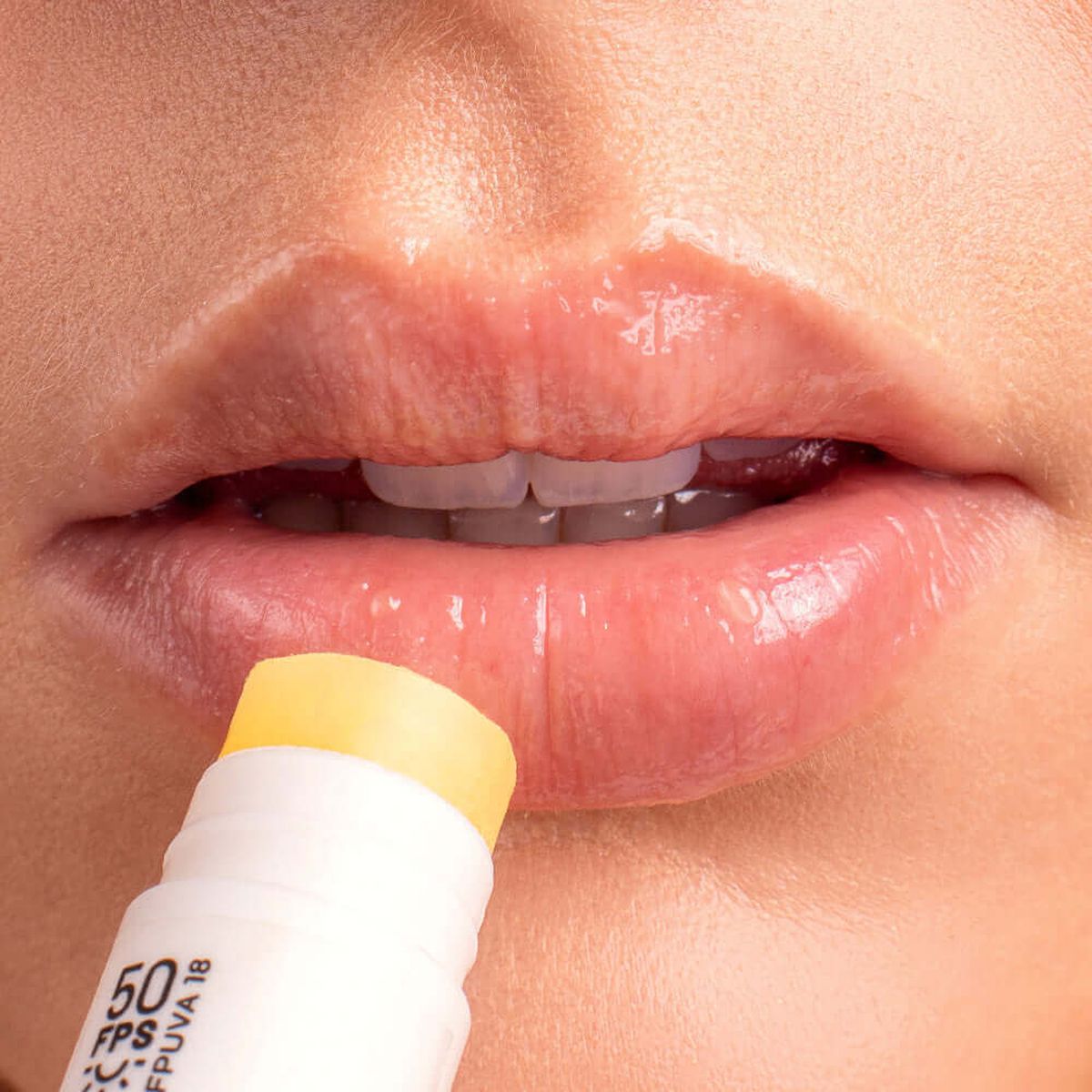 OLLIE - Bálsamo Hidratante Labial con Protección Solar FPS 50 Ollie para Todo tipo de piel 4.5 gr