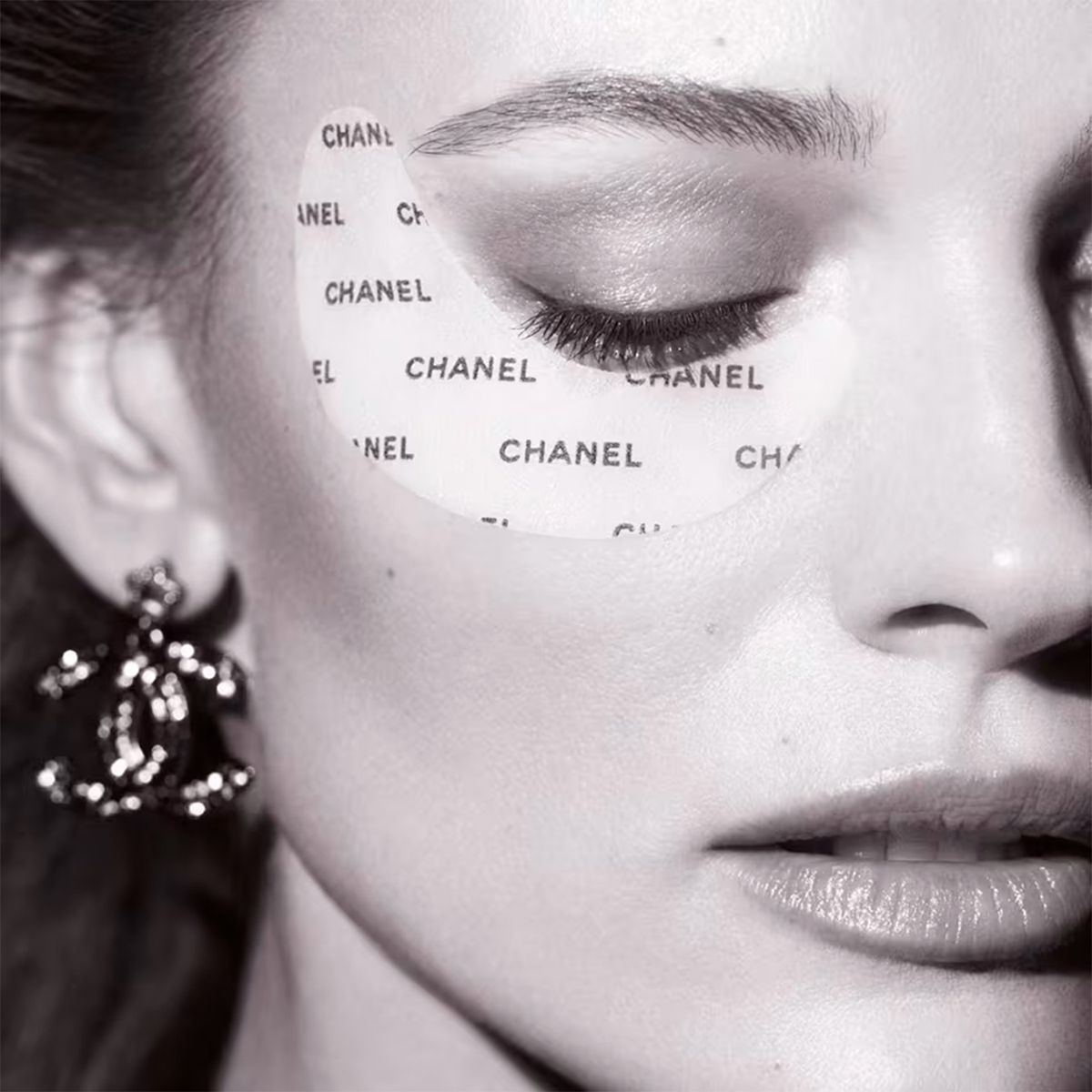 CHANEL - LE LIFT FLASH EYE SMOOTHS – ILLUMINATES 10PCE