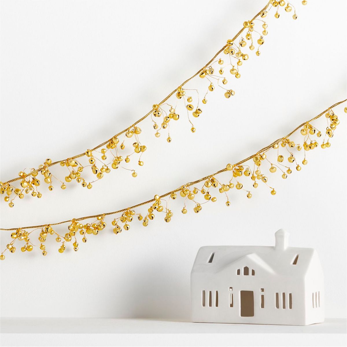 CRATE & BARREL - Guirnalda navideña Gold Jingle Bells en Metal 8 cm x 183 cm