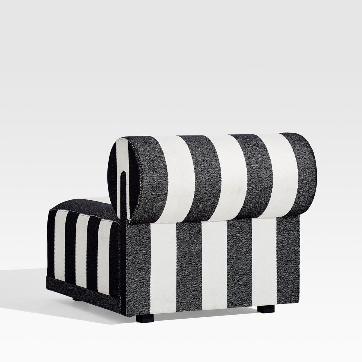 CRATE & BARREL - Poltrona Cerca de Exterior