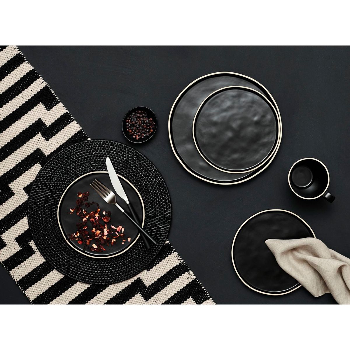 CRATE & BARREL - Plato de Ensalada Sloan en Gres Negro 21 cm