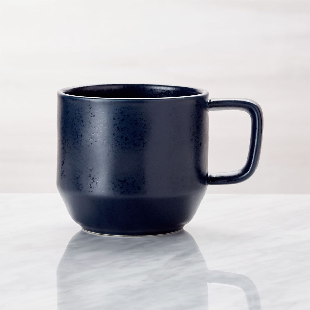 CRATE & BARREL - Mug Visto Azul Marino 