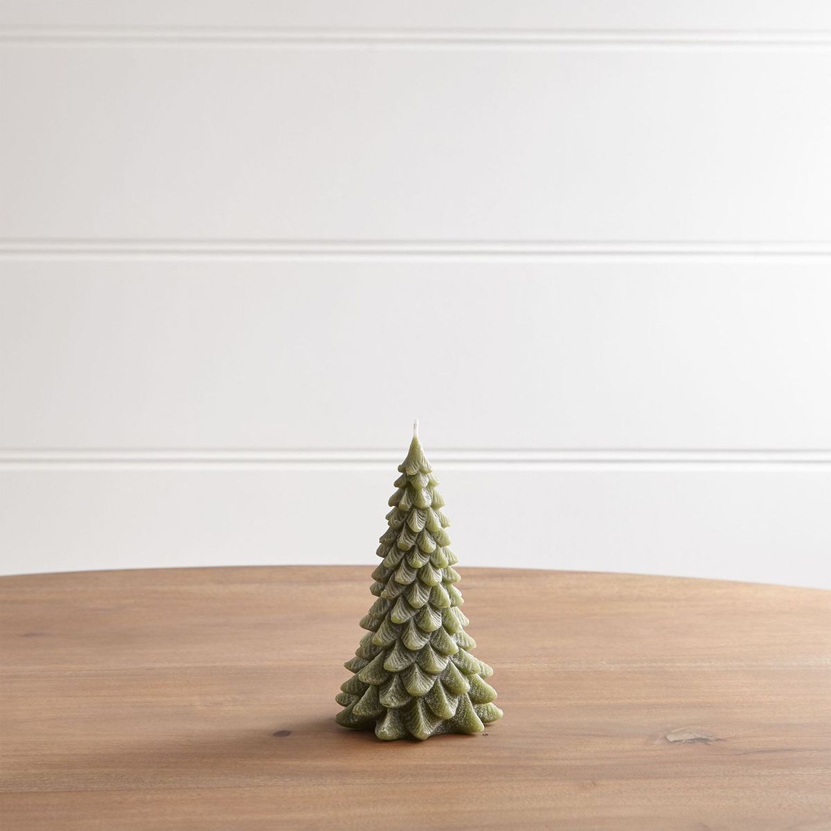 CRATE & BARREL - Vela sin aroma Pine Tree en Cera 15 cm x 9 cm