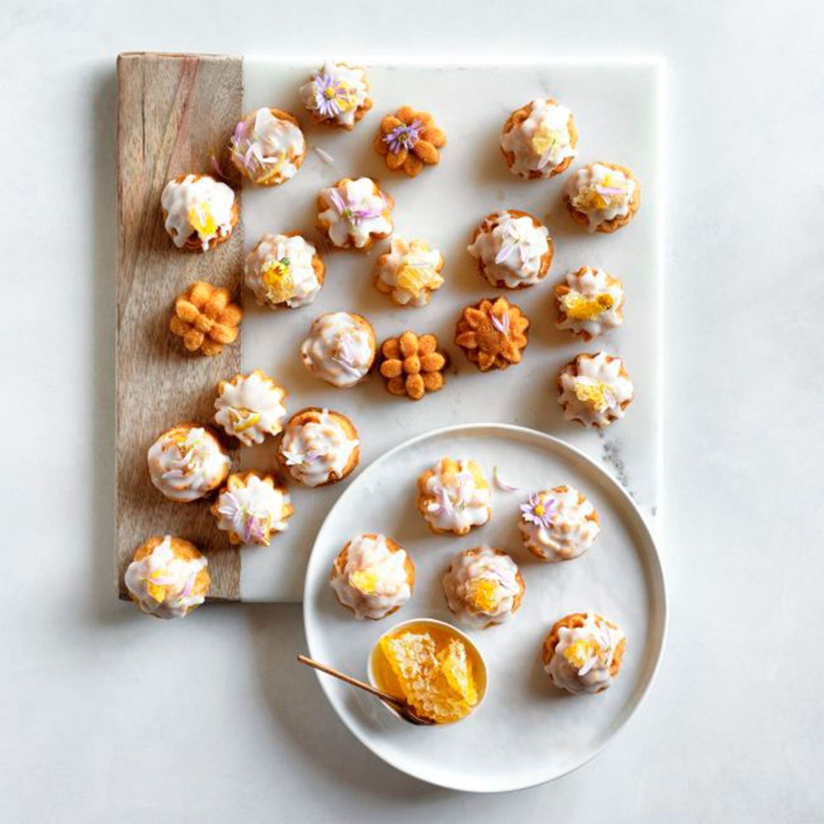 CRATE & BARREL - Bandeja Madera y Mármol 33 x 33 cm