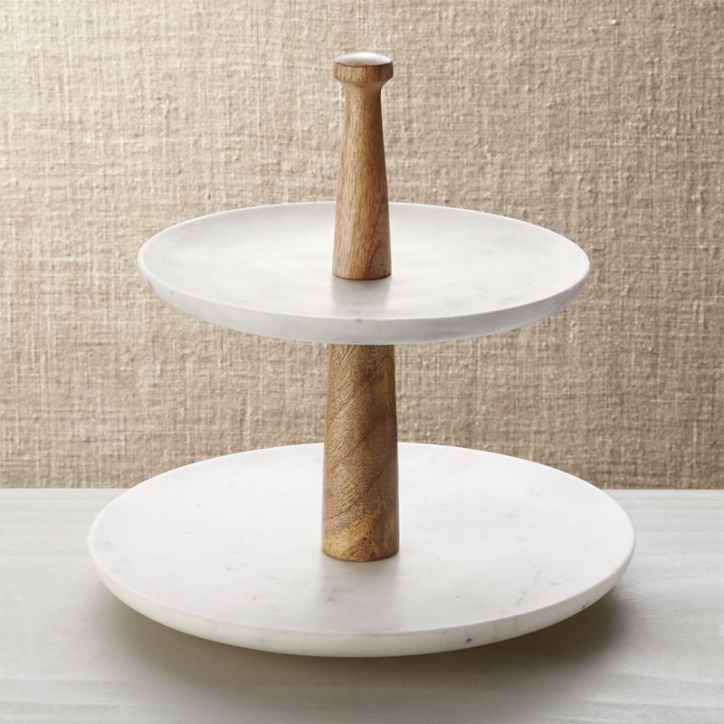 CRATE & BARREL - Bandeja de 2 Niveles en Madera y Mármol 25 cm