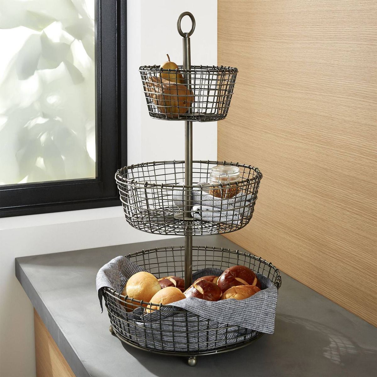 CRATE & BARREL - Frutero de 3 Niveles Bendt en Metal 66 x 37 cm
