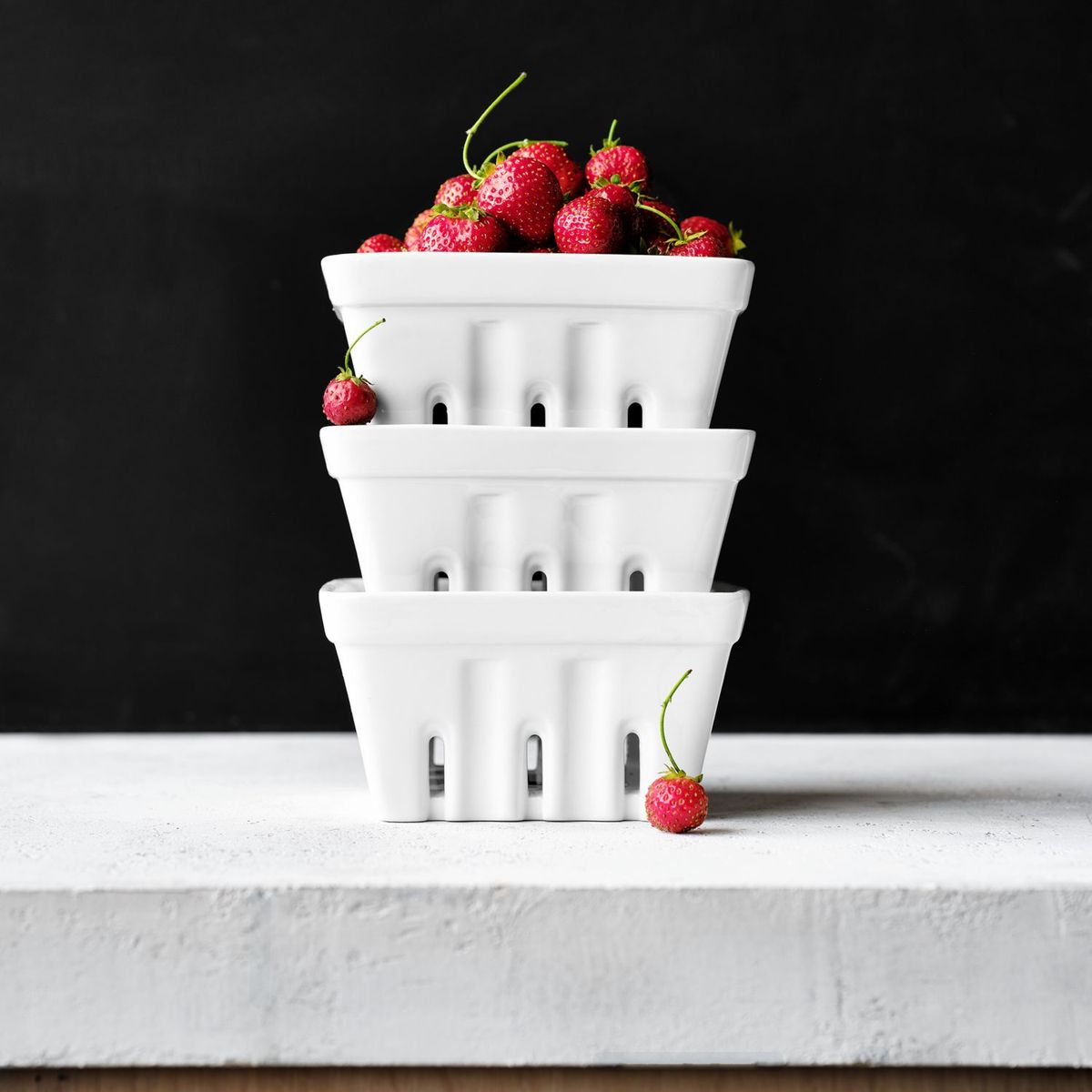 CRATE & BARREL - Colador Berry Box Porcelana