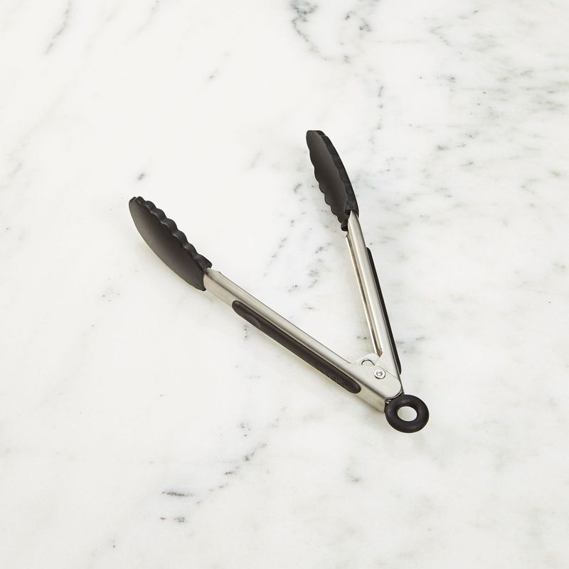 CRATE & BARREL - Mini Pinzas con Punta de Silicona Negra Tovolo