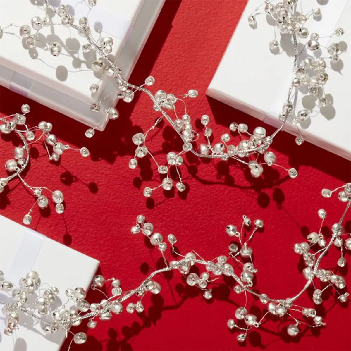 CRATE & BARREL - Guirnalda navideña Silver Jingle Bells en Aluminio 4 cm x 183 cm