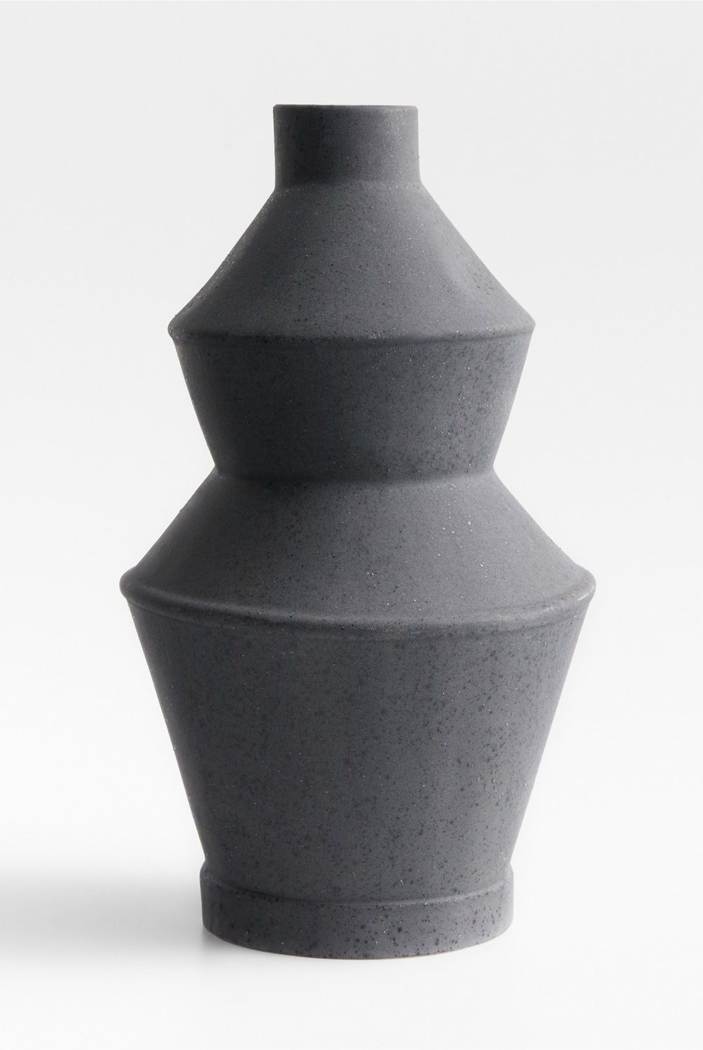 CRATE & BARREL - Jarrón Angle en Loza 35 cm x 21 cm 