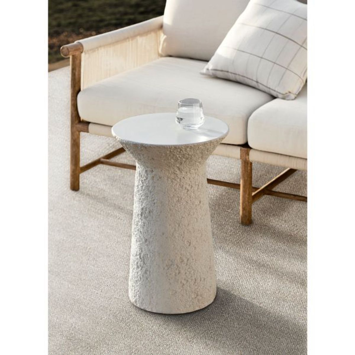 CRATE & BARREL - Sofá para exteriores Fen