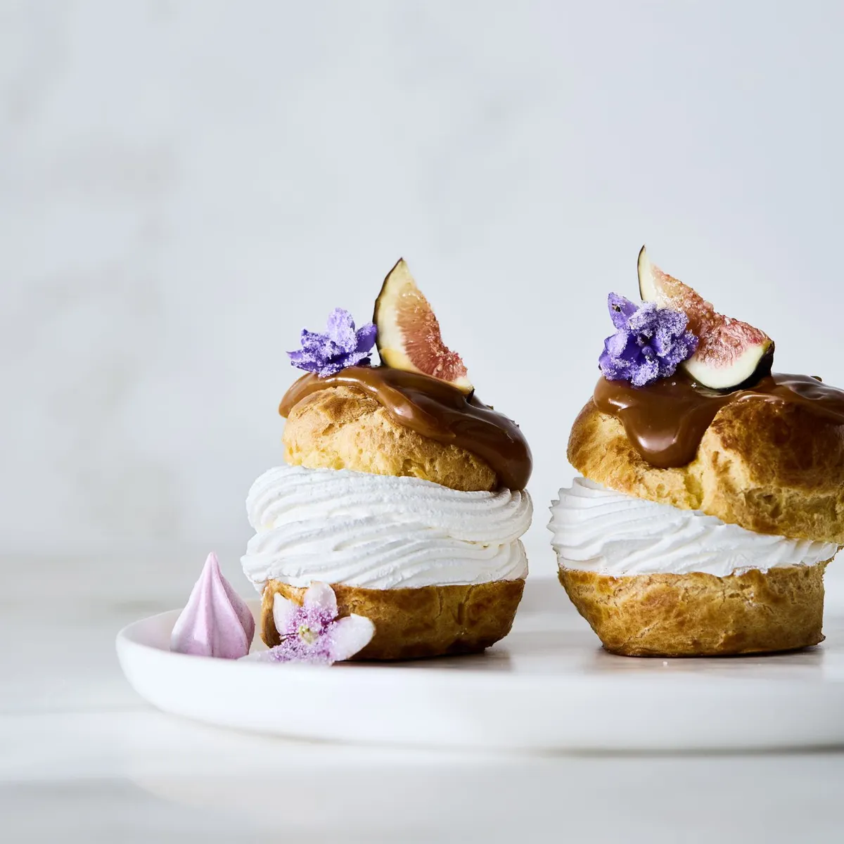 CRATE & BARREL - Plato de ensalada Wren en Porcelana 22 cm x 1 cm