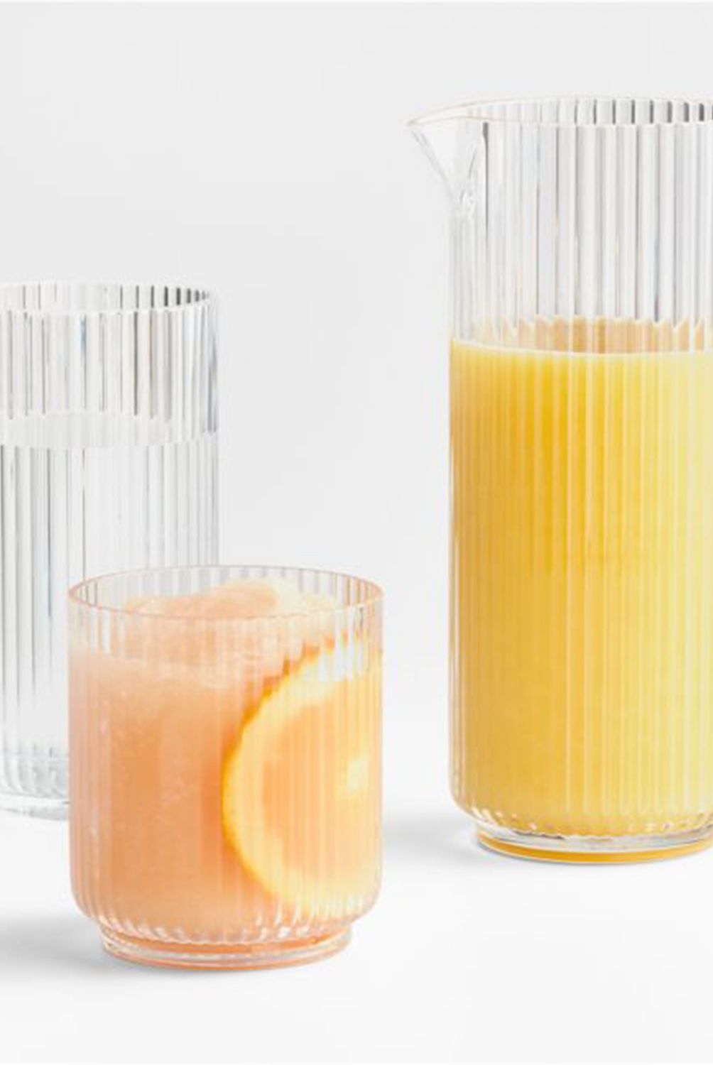 CRATE & BARREL - Jarra Fluted de Plástico  37 oz
