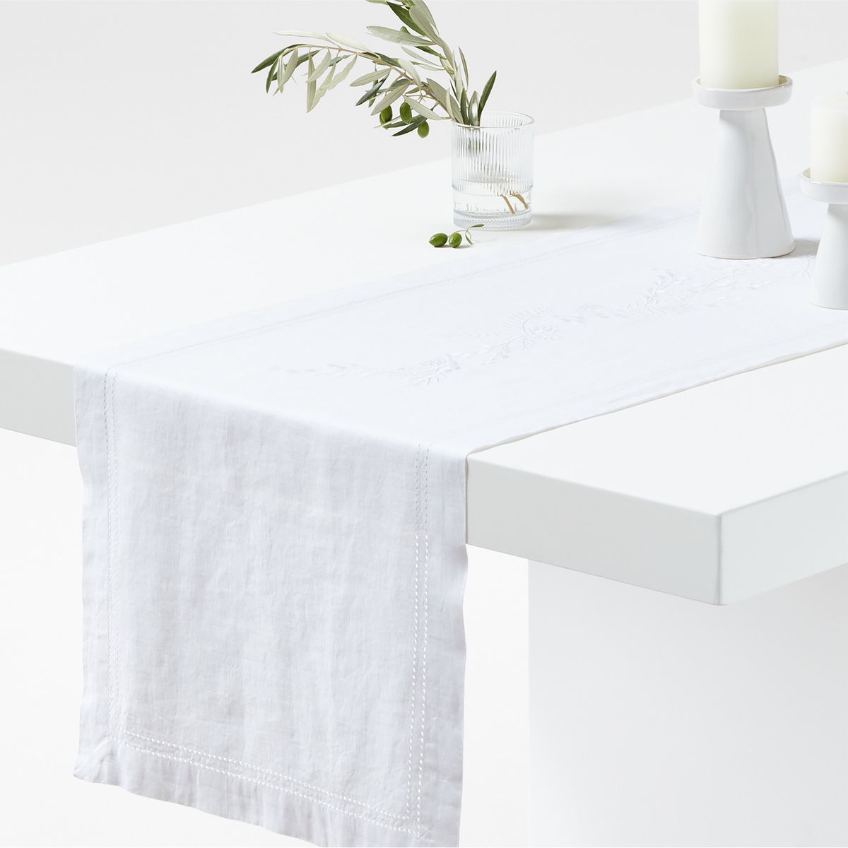 CRATE & BARREL - Camino de mesa Blanca Navideña