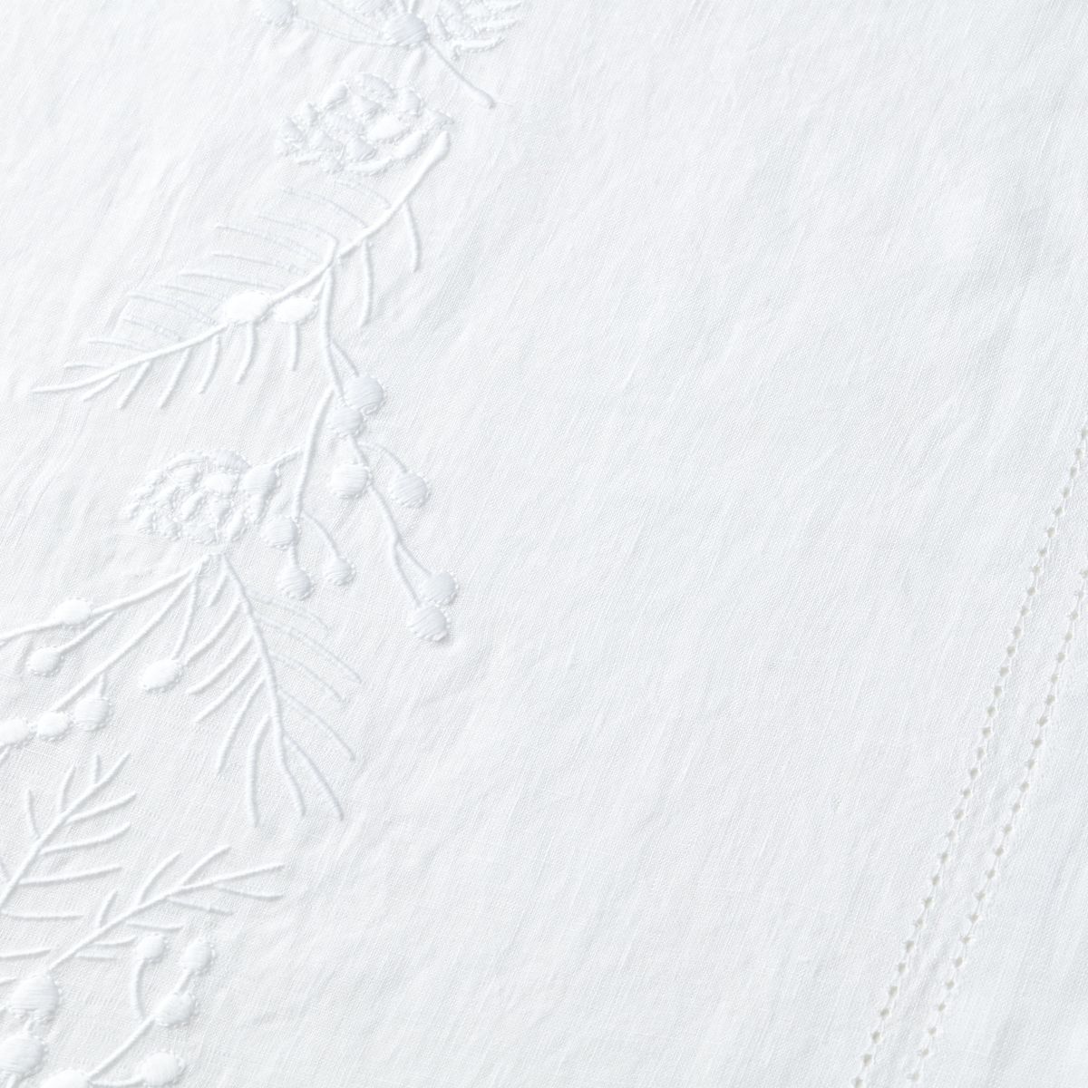 CRATE & BARREL - Camino de mesa Blanca Navideña