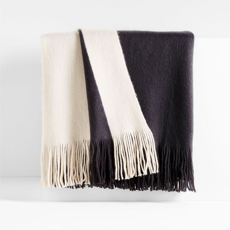 CRATE & BARREL - Manta Tepi 140 cm x 178 cm
