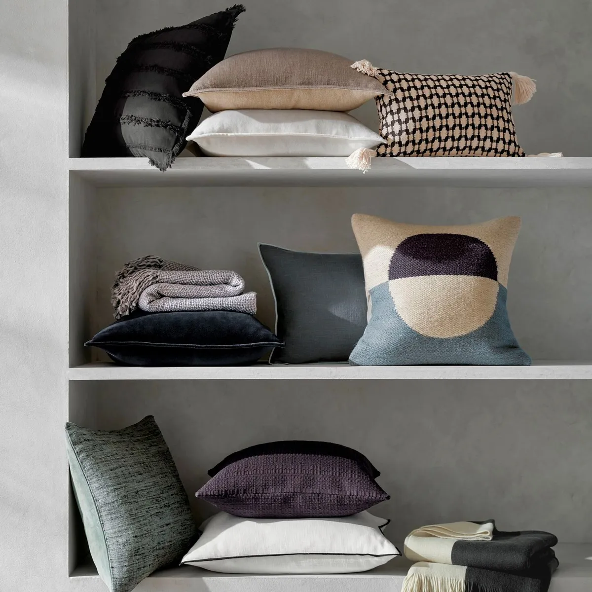 CRATE & BARREL - Manta Tepi en Acrílico 140 cm x 178 cm