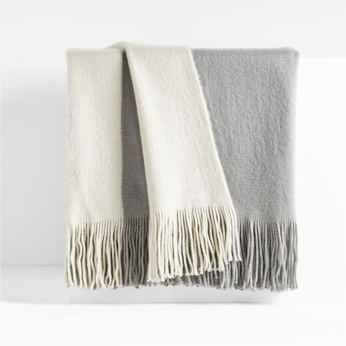 CRATE & BARREL - Manta Tepi en Acrílico 140 cm x 178 cm