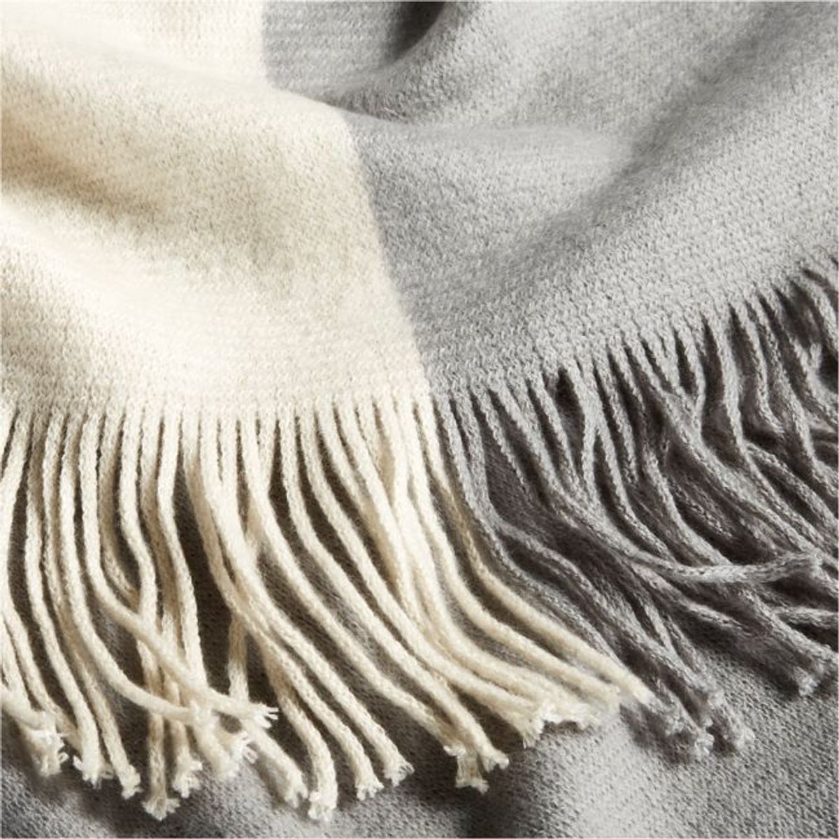 CRATE & BARREL - Manta Tepi en Acrílico 140 cm x 178 cm