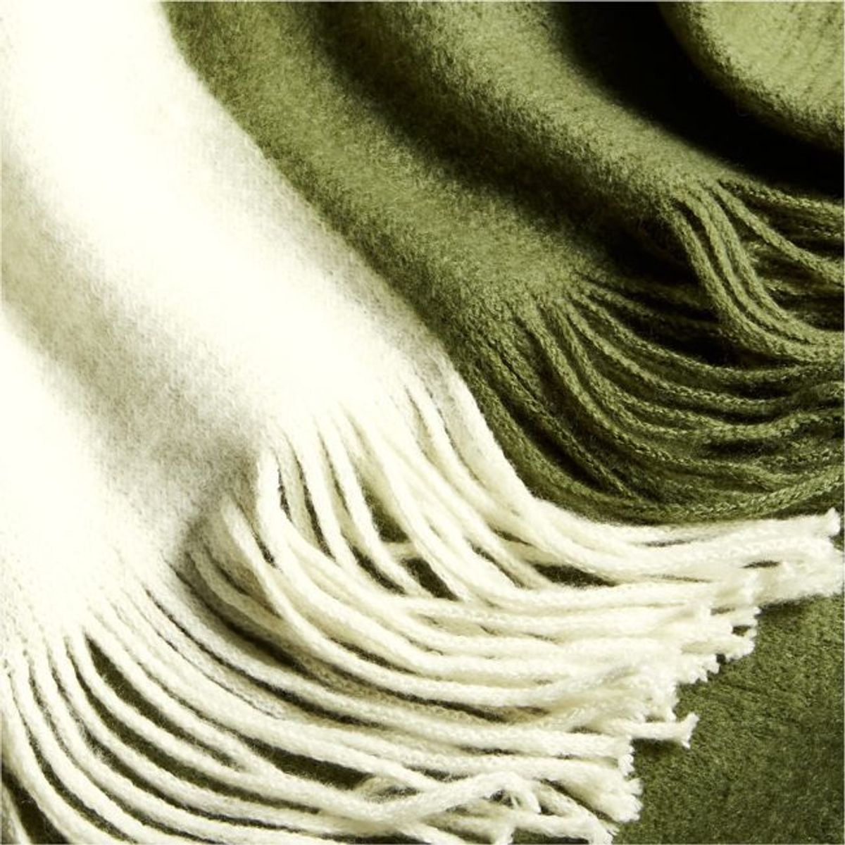 CRATE & BARREL - Manta Tepi 140 cm x 178 cm