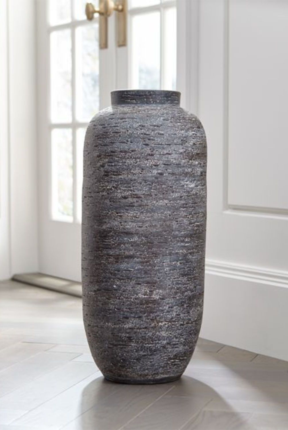 CRATE & BARREL - Jarrón de Piso Timber Gris 26 x 60 cm