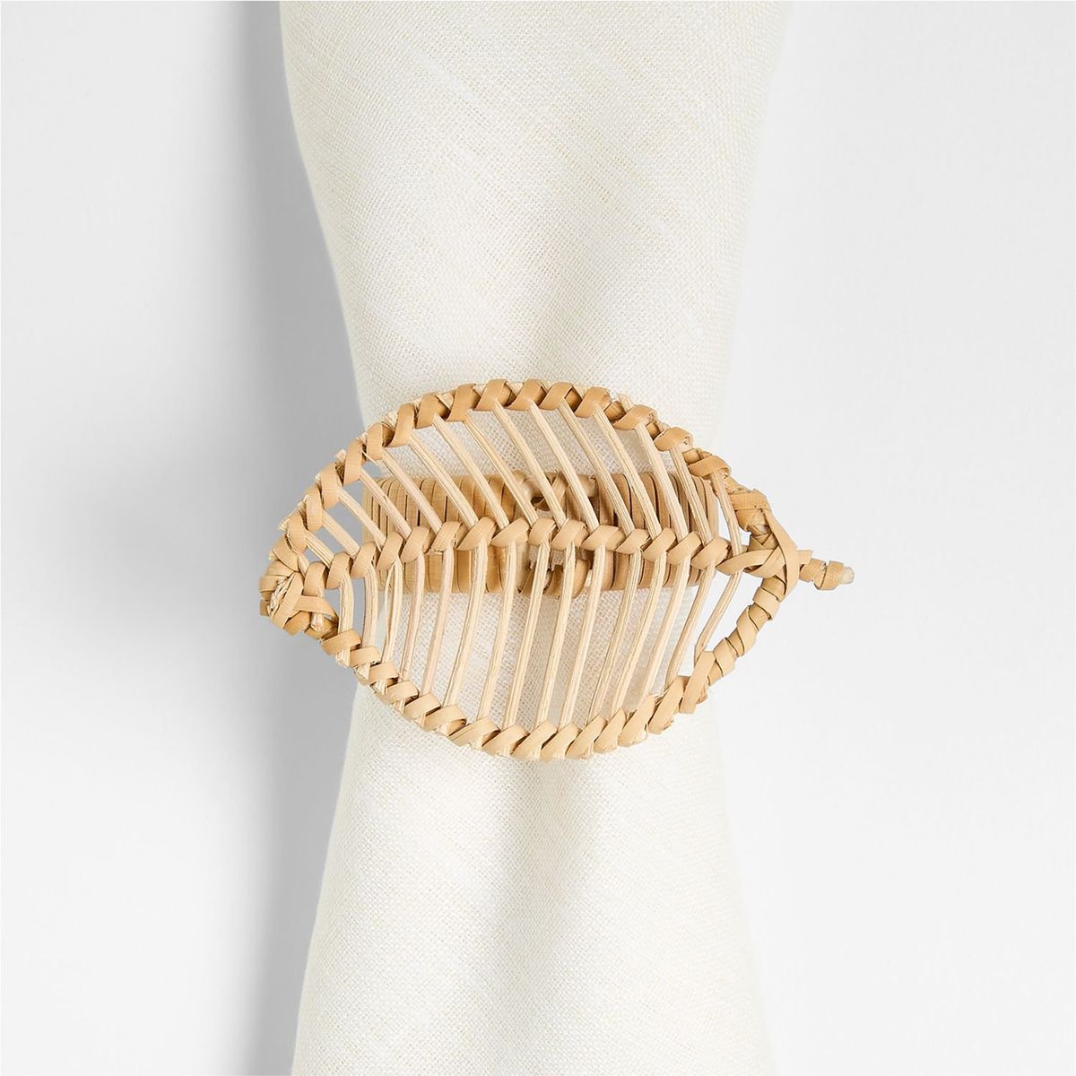 CRATE & BARREL - Aro de servilleta Wicker Leaf Rattán 6 cm x 9 cm (1 unidad)