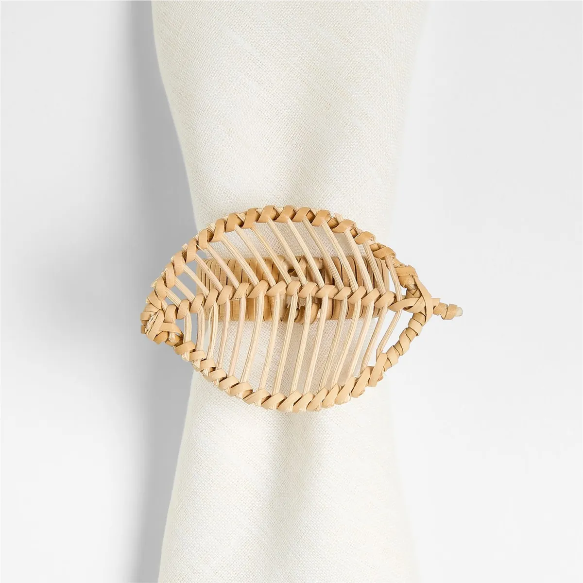 CRATE & BARREL - Aro de servilleta Wicker Leaf Rattán 6 cm x 9 cm (1 unidad)