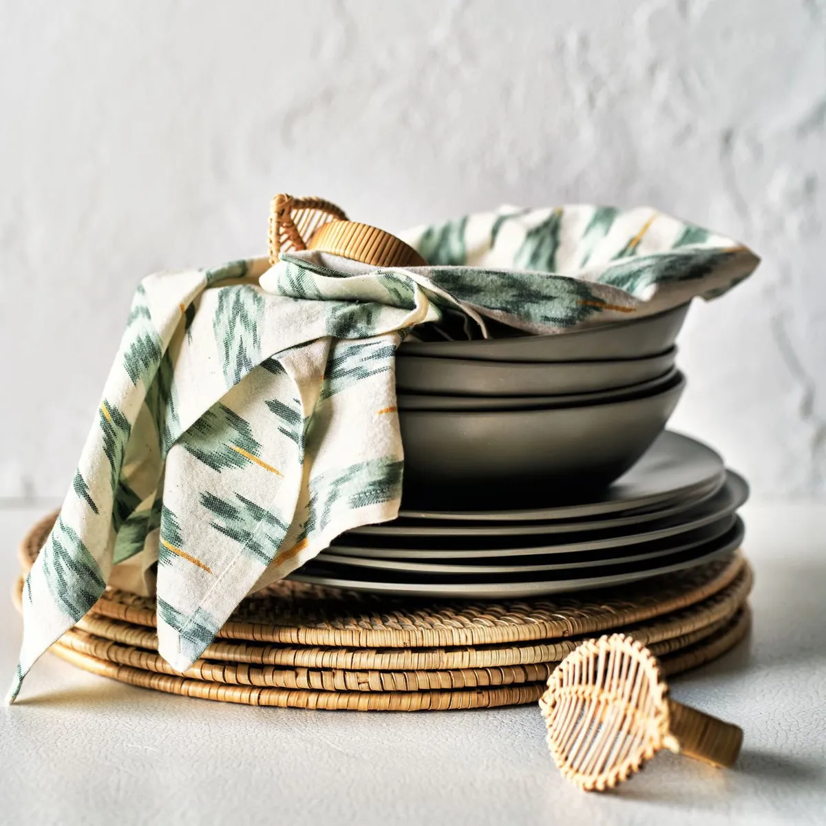 CRATE & BARREL - Aro de servilleta Wicker Leaf Rattán 6 cm x 9 cm (1 unidad)